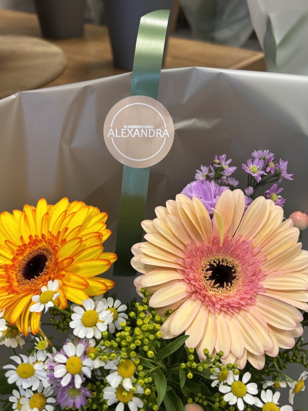 bos bloemen met sticker